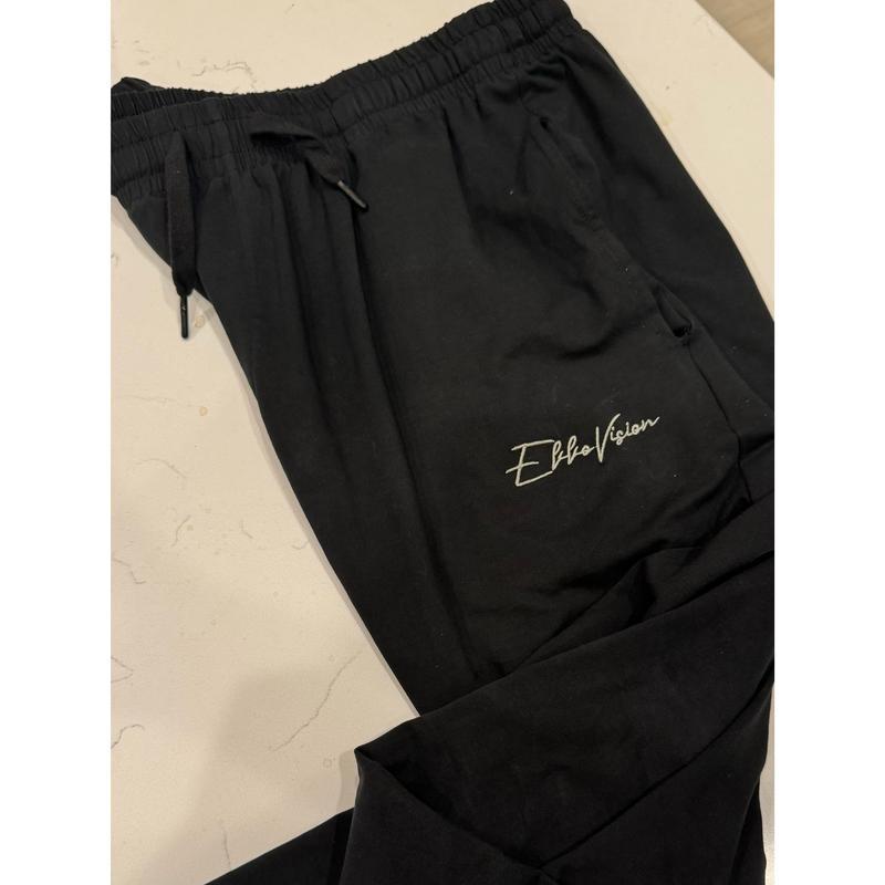 EKKO Straight Leg Jogger Model is 6 'wearing a size XL