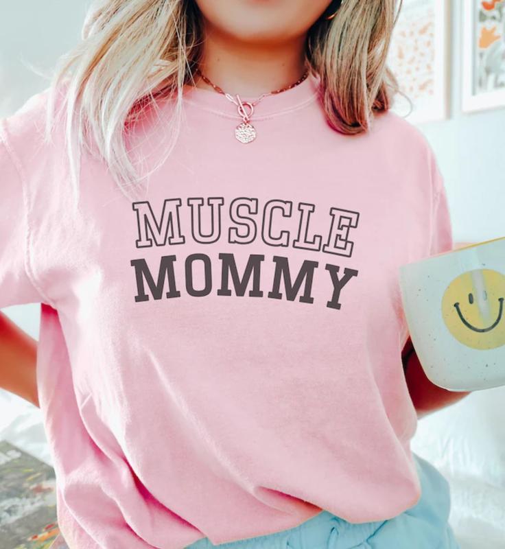 Muscle Mommy Pump Cover Gym Shirt, Oversized Shirt for Weightlifting, Gym Gift for Girlfriend, Gift for Bodybuilding Top Womenswear Underwear Tshirt